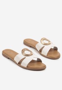 Born2be - Białe Klapki z Ozdobną Klamrą Addnelia. Okazja: na co dzień, na spacer. Kolor: biały. Sezon: lato. Styl: elegancki, casual