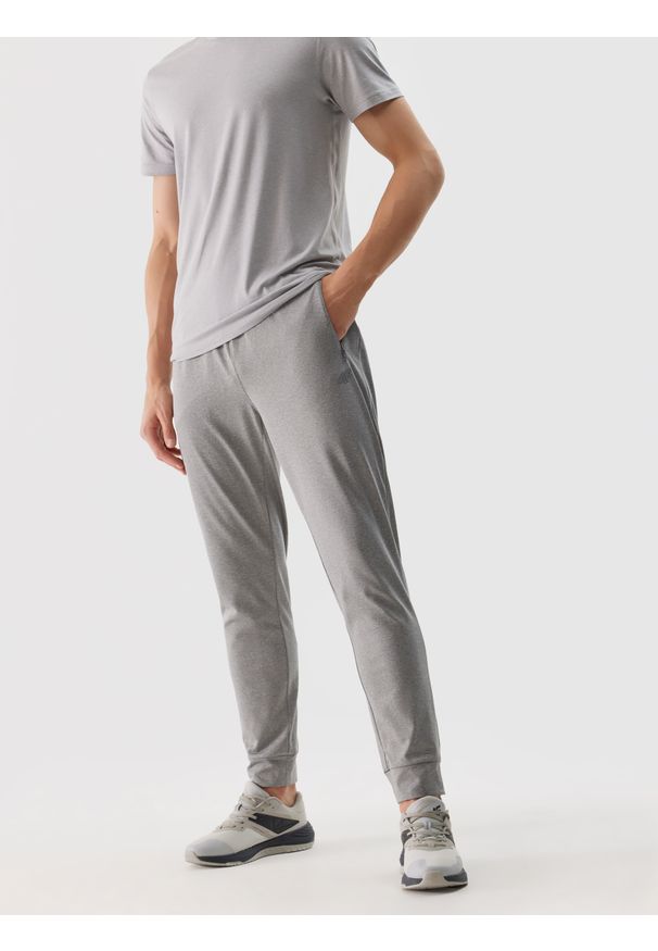 4f - 4F Spodnie treningowe szybkoschnące męskie - chłodny jasny szary XXL. Kolor: szary. Materiał: dzianina, elastan, włókno, syntetyk, materiał. Wzór: jednolity, ze splotem. Sport: fitness