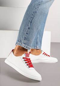 Born2be - Biało-Czerwone Tenisówki z Ażurową Cholewką i Cyrkoniami Liricela. Okazja: na co dzień. Kolor: biały, czerwony. Materiał: jeans. Szerokość cholewki: normalna. Wzór: ażurowy. Styl: klasyczny, casual #3
