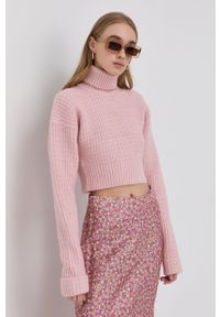 For Love & Lemons Sweter damski kolor różowy z półgolfem. Typ kołnierza: golf. Kolor: różowy. Materiał: dzianina, poliester. Długość rękawa: długi rękaw. Długość: długie