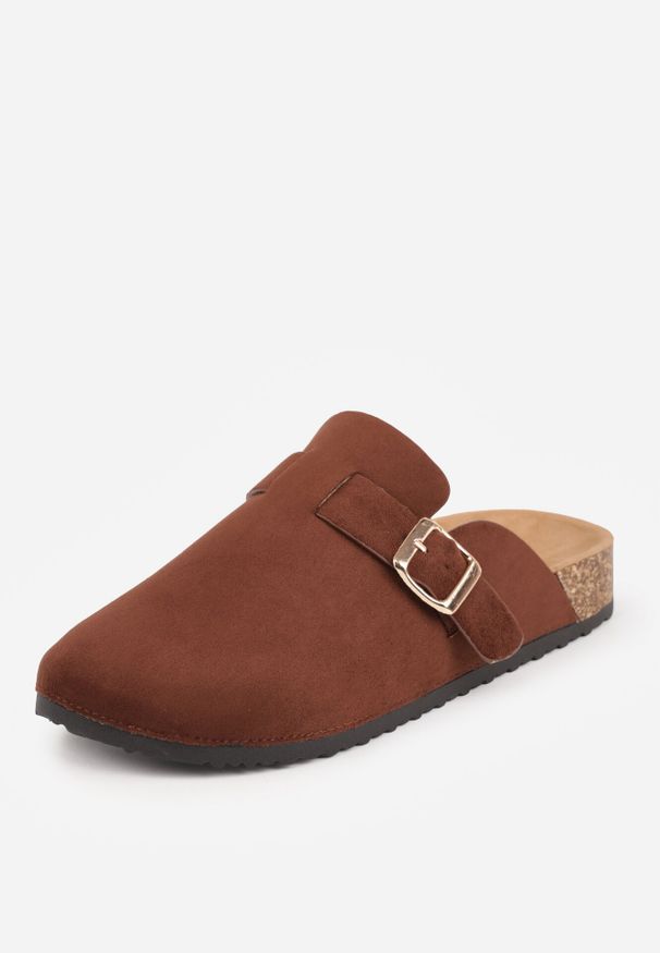 Born2be - Ciemnobrązowe Klapki z Ozdobnym Paskiem i Klamrą Calevelis. Nosek buta: okrągły. Kolor: brązowy. Materiał: jeans. Obcas: na obcasie. Styl: elegancki, klasyczny. Wysokość obcasa: średni