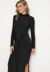 Born2be - Czarna Dopasowana Sukienka z Półgolfem Trenem i Rozcięciem Miredi. Kolor: czarny. Styl: elegancki #3