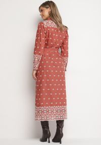 Born2be - Jasnobrązowa Sukienka o Koszulowym Kroju z Wiązanym Paskiem Ozdobiona Haftem Valentirae. Okazja: na co dzień. Kolor: brązowy. Materiał: bawełna. Wzór: aplikacja, haft. Typ sukienki: koszulowe. Styl: casual, klasyczny #5