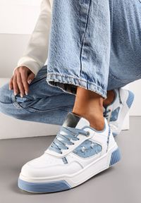 Renee - Biało-Niebieskie Buty Sportowe na Prążkowanej Podeszwie Zdobione Jeansowymi Detalami Miraga. Kolor: biały. Materiał: jeans, prążkowany. Wzór: aplikacja