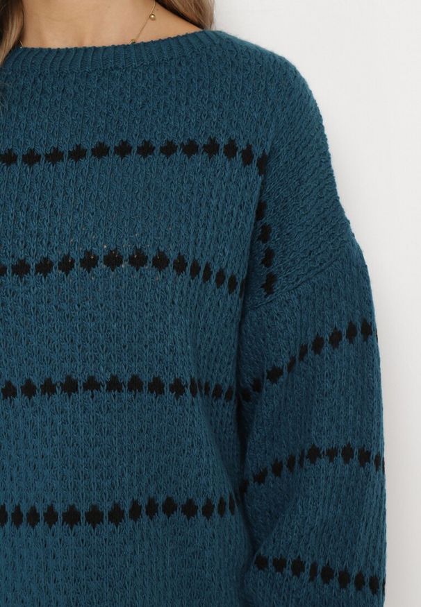 Born2be - Granatowy Sweter z Bufiastymi Rękawami Ozdobiony Cienkimi Paskami Bilentia. Kolor: niebieski. Wzór: aplikacja. Styl: klasyczny
