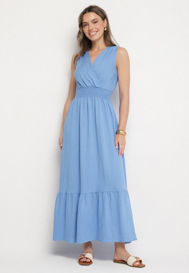 Born2be - Niebieska Sukienka o Rozkloszowanym Kroju Bez Rękawów z Kopertowym Dekoltem Filoria. Typ kołnierza: dekolt kopertowy. Kolor: niebieski. Długość rękawa: bez rękawów. Typ sukienki: kopertowe. Styl: elegancki