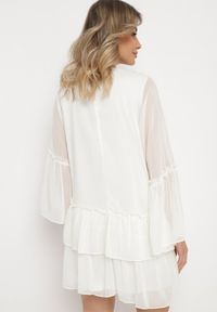 Born2be - Jasnobeżowa Rozkloszowana Sukienka Mini z Dekoltem Ozdobionym Cyrkoniami i Falbanką Stevianta. Kolor: beżowy. Wzór: aplikacja. Długość: mini #5