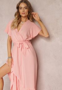 Renee - Różowa Rozkloszowana Sukienka Maxi z Gumką w Talii i Falbankami Tracia. Typ kołnierza: kołnierz z falbankami. Kolor: różowy. Materiał: materiał. Typ sukienki: kopertowe. Długość: maxi #3