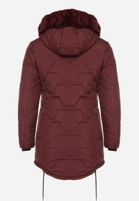 Born2be - Bordowa Klasyczna Kurtka z Pikowanymi Przeszyciami i Kapturem z Futerkiem Raffisa. Okazja: na co dzień. Kolekcja: plus size. Kolor: czerwony. Materiał: futro. Styl: klasyczny #3