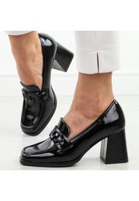 POTOCKI - Czarne lakierowane mokasyny damskie na słupku Potocki 12553. Okazja: na co dzień. Kolor: czarny. Materiał: skóra, lakier. Szerokość cholewki: normalna. Sezon: wiosna. Obcas: na słupku. Styl: casual, elegancki, klasyczny, wizytowy #1