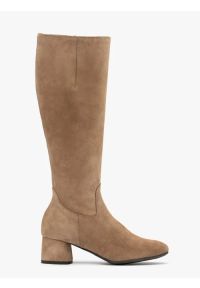 Ryłko - Welurowe kozaki damskie na niskim klocku. Nosek buta: okrągły. Zapięcie: zamek. Kolor: beżowy. Materiał: skóra, welur. Szerokość cholewki: normalna. Obcas: na obcasie. Styl: street. Wysokość obcasa: średni #1