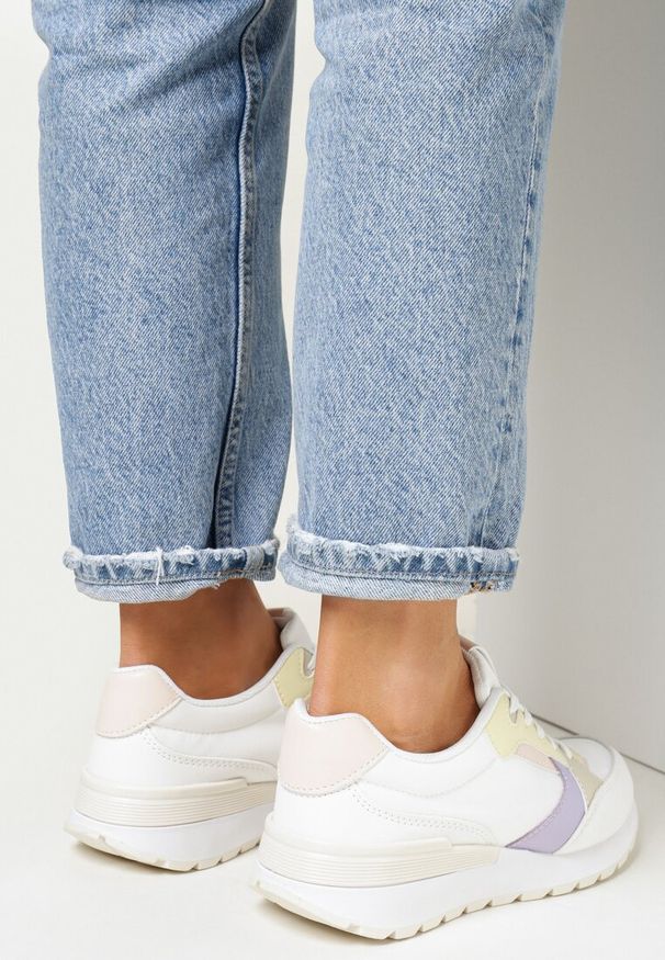 Born2be - Białe Sneakersy ze Sznurowaniem na Płaskiej Podeszwie Luvirn. Wysokość cholewki: przed kostkę. Kolor: biały. Szerokość cholewki: normalna. Wzór: aplikacja. Sezon: jesień, wiosna. Obcas: na płaskiej podeszwie