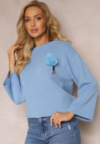 Renee - Niebieski Sweter Ozdobiony Pluszową Broszką Carrei. Kolor: niebieski. Materiał: jeans. Wzór: aplikacja #4