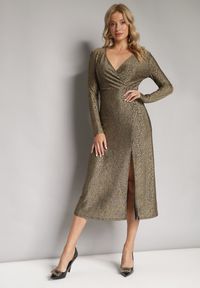Born2be - Złota Kopertowa Midi Sukienka z Metaliczną Nicią i Rozcięciem Nivera. Typ kołnierza: dekolt kopertowy. Kolor: złoty. Typ sukienki: kopertowe. Długość: midi #5