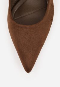 Renee - Ciemnobrązowe Czółenka Slingback VICES na Kaczuszce Anatera. Okazja: na co dzień. Zapięcie: bez zapięcia. Kolor: brązowy. Materiał: zamsz, jeans. Obcas: na szpilce. Styl: casual, elegancki. Wysokość obcasa: średni #9