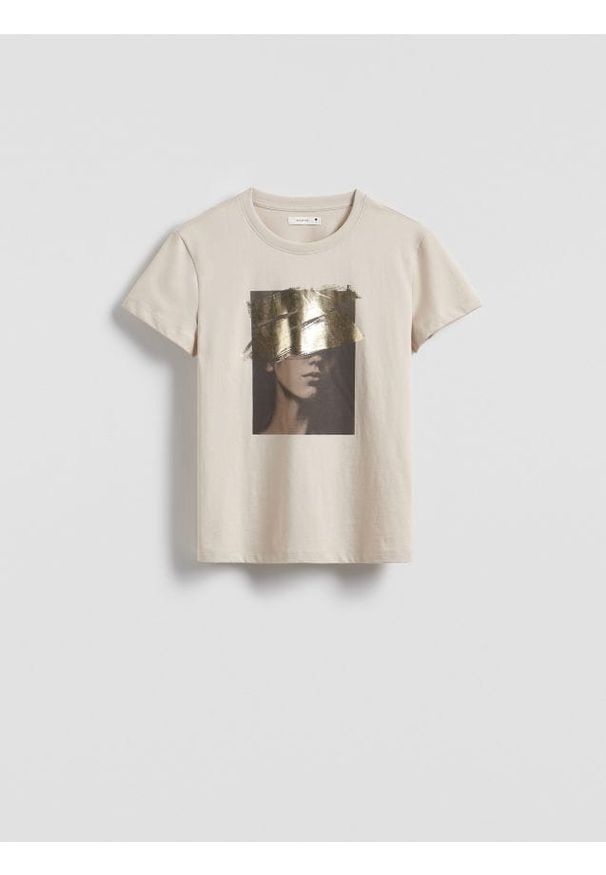 Reserved - T-shirt z połyskującym nadrukiem - beżowy. Kolor: beżowy. Materiał: dzianina, bawełna. Wzór: nadruk
