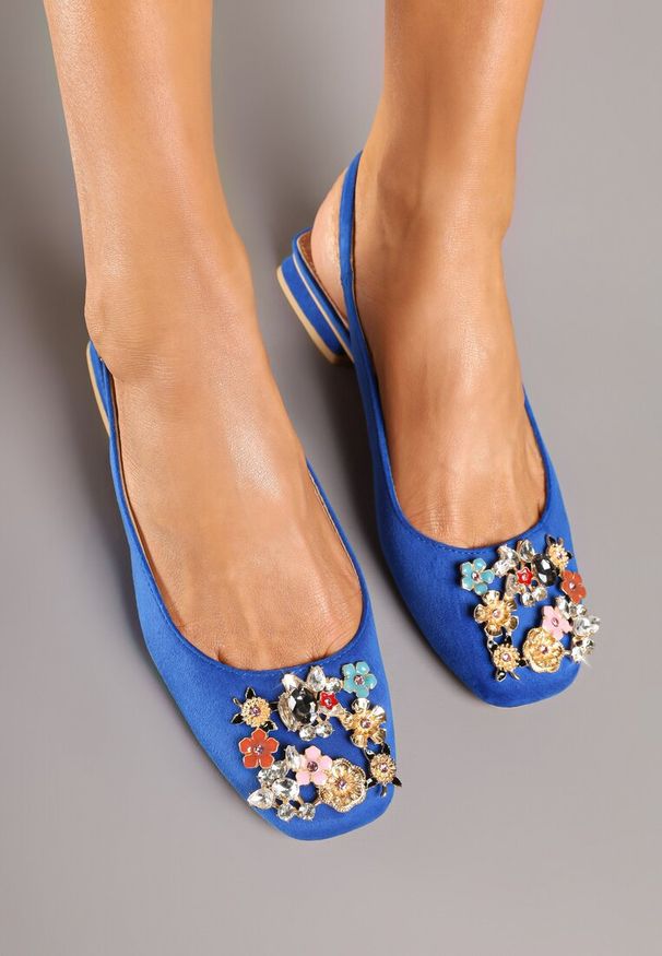 Born2be - Niebieskie Czółenka Vices z Odkrytą Piętą Ozdobione Cyrkoniami ze Skórzaną Władką Eklevia. Zapięcie: pasek. Kolor: niebieski. Materiał: skóra. Wzór: aplikacja. Obcas: na obcasie. Styl: elegancki. Wysokość obcasa: średni