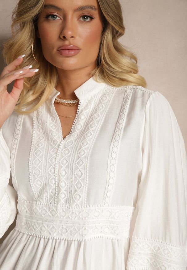 Renee - Biała Rozkloszowana Sukienka z Wiskozy w Stylu Boho z Koronką i Gumką Gonalien. Okazja: na co dzień. Typ kołnierza: dekolt w kształcie V. Kolor: biały. Materiał: koronka, wiskoza. Wzór: koronka. Sezon: lato, wiosna. Styl: boho