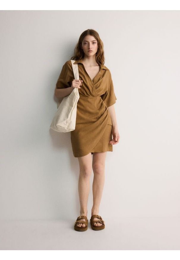 Reserved - Kopertowa sukienka mini z lnem - brązowy. Kolor: brązowy. Materiał: len. Typ sukienki: kopertowe. Długość: mini