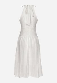 Born2be - Biała Rozkloszowana Sukienka z Tłoczonej Tkaniny z Wiązaniem z Tyłu Nimioretta. Okazja: na wesele, na ślub cywilny, na imprezę. Kolor: biały. Materiał: tkanina. Wzór: aplikacja. Typ sukienki: rozkloszowane. Styl: elegancki #5