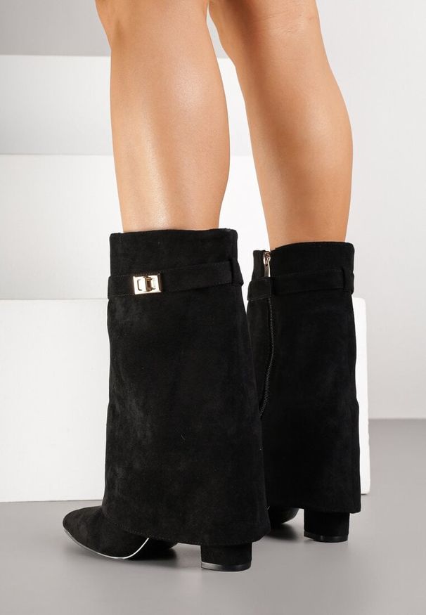 Renee - Czarne Botki z Ekozamszu na Słupkowym Obcasie z Cholewką Imitującą Nogawkę Emmidre. Okazja: na co dzień. Kolor: czarny. Materiał: jeans, skóra. Szerokość cholewki: normalna. Obcas: na obcasie. Styl: casual. Wysokość obcasa: średni