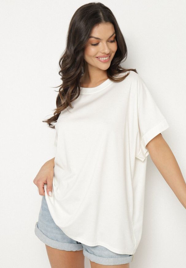Born2be - Biały T-shirt z Wiskozą o Kroju Nietoperza Tanariona. Okazja: na co dzień. Kolor: biały. Materiał: wiskoza. Styl: casual