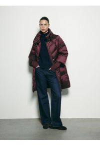 Reserved - Długa pikowana kurtka - burgundowy. Kolor: czerwony. Materiał: tkanina. Długość: długie #1