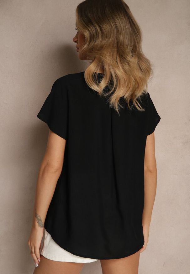 Renee - Czarna Nietoperzowa Bluzka z Wiskozy Zdobiona Zakładką Paslitia. Okazja: na co dzień. Typ kołnierza: dekolt w serek. Kolor: czarny. Materiał: wiskoza. Wzór: aplikacja. Styl: casual, elegancki