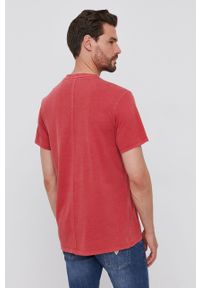 Guess T-shirt męski kolor czerwony z nadrukiem. Okazja: na co dzień. Kolor: czerwony. Wzór: nadruk. Styl: casual
