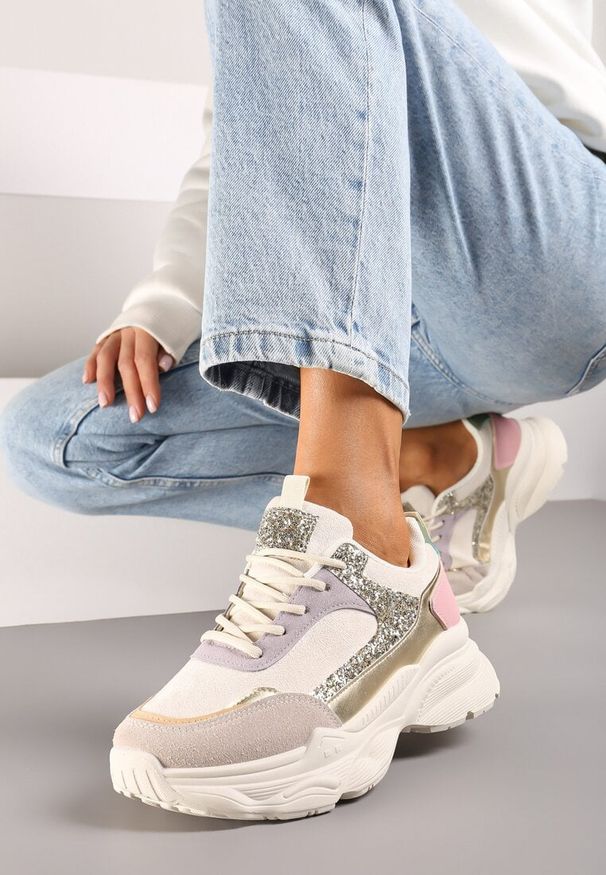 Born2be - Beżowo-Różowe Sneakersy na Grubej Tłoczonej Podeszwie z Cekinami Narelis. Nosek buta: okrągły. Zapięcie: sznurówki. Kolor: beżowy. Materiał: materiał. Obcas: na obcasie. Wysokość obcasa: niski