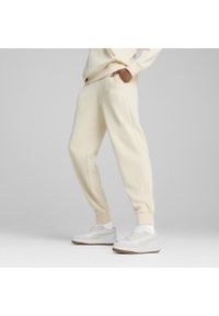 Puma - Damskie wygodne spodnie dresowe PUMA CLASS PUMA Alpine Snow White. Kolor: biały. Materiał: dresówka. Wzór: nadruk. Sport: fitness