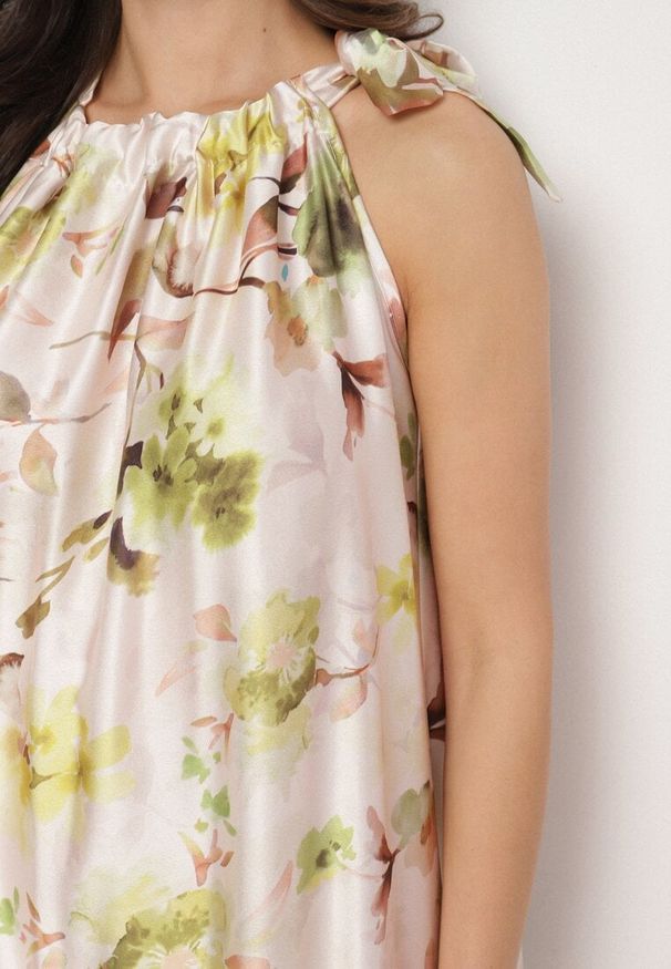 Born2be - Zielona Satynowa Sukienka w Kwiaty Fenaresia. Okazja: na spacer, na co dzień. Kolor: zielony. Materiał: satyna. Długość rękawa: na ramiączkach. Wzór: kwiaty. Sezon: lato. Typ sukienki: proste. Styl: elegancki, casual