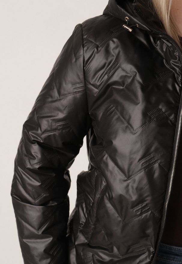 Born2be - Czarna Pikowana Kurtka Przejściowa o Prostym Kroju z Kapturem Vimoris. Okazja: na spacer, na co dzień. Typ kołnierza: kaptur. Kolekcja: plus size. Kolor: czarny. Materiał: jeans, poliester. Styl: elegancki, casual