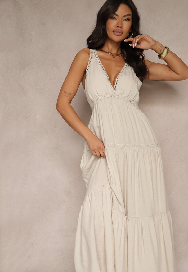 Renee - Beżowa Sukienka z Wiskozą Ozdobiona Szydełkowym Motywem Mevelta. Okazja: na co dzień. Typ kołnierza: dekolt w kształcie V. Kolor: beżowy. Materiał: wiskoza. Wzór: aplikacja. Sezon: lato. Styl: elegancki, casual, klasyczny