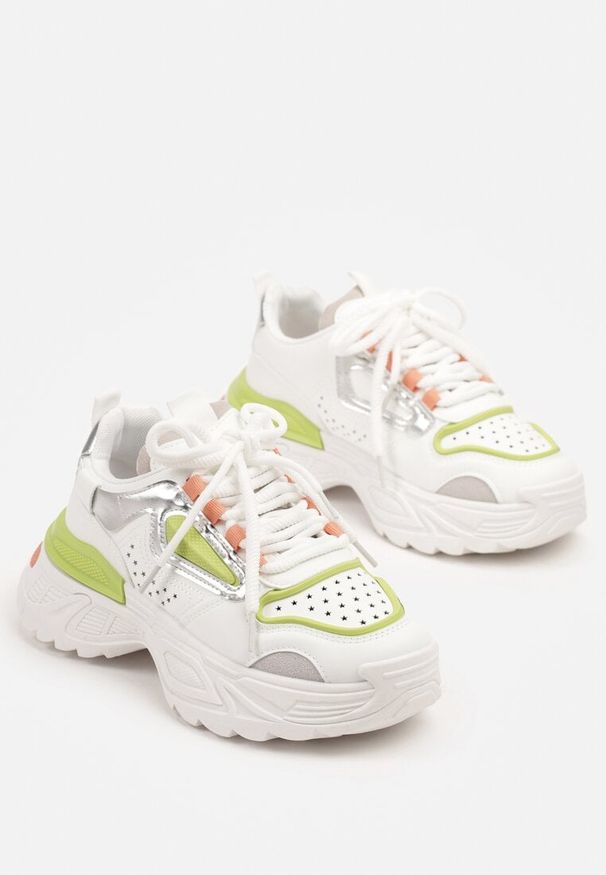 Renee - Biało-Zielone Sneakersy w Streetwearowym Stylu na Tłoczonej Podeszwie Nelasea. Okazja: na co dzień. Zapięcie: sznurówki. Kolor: biały. Materiał: jeans, skóra. Obcas: na platformie