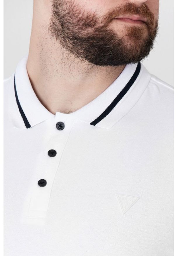 Guess - GUESS Biała męska koszulka polo z paskiem na kołnierzyku, Rozmiar XL. Typ kołnierza: polo. Kolor: biały. Materiał: prążkowany. Długość rękawa: krótki rękaw. Wzór: aplikacja
