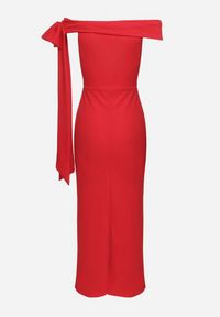 Born2be - Czerwona Koktajlowa Taliowana Sukienka Ozdobiona Kokardą Emallle. Typ kołnierza: kokarda. Kolor: czerwony. Wzór: aplikacja. Typ sukienki: dopasowane. Styl: wizytowy #6