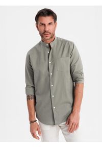 Ombre Clothing - Męska koszula lniana ze stójką i kieszenią REGULAR FIT – khaki V6 OM-SHCS-0161 - XXL. Okazja: na co dzień. Typ kołnierza: kołnierzyk stójkowy. Kolor: brązowy. Materiał: len. Długość rękawa: długi rękaw. Długość: długie. Sezon: lato, wiosna. Styl: casual