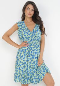 Born2be - Jasnozielona Rozkloszowana Sukienka z Wiskozy Ozdobiona Metalicznym Nadrukiem Elulaia. Typ kołnierza: kołnierz z falbankami. Kolor: zielony. Materiał: wiskoza. Wzór: nadruk, aplikacja. Typ sukienki: kopertowe #2