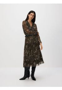 Reserved - Plisowana sukienka z paskiem - wielobarwny. Materiał: dzianina. Styl: klasyczny #1