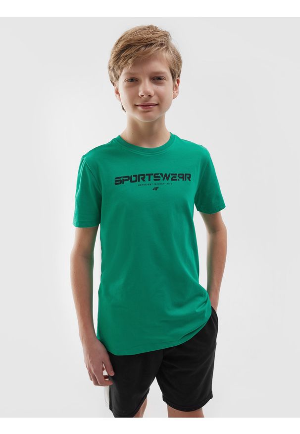 4f - T-shirt z nadrukiem chłopięcy - zielony. Okazja: na co dzień. Kolor: zielony. Materiał: dzianina, jersey, bawełna. Wzór: nadruk. Sezon: lato. Styl: sportowy, casual