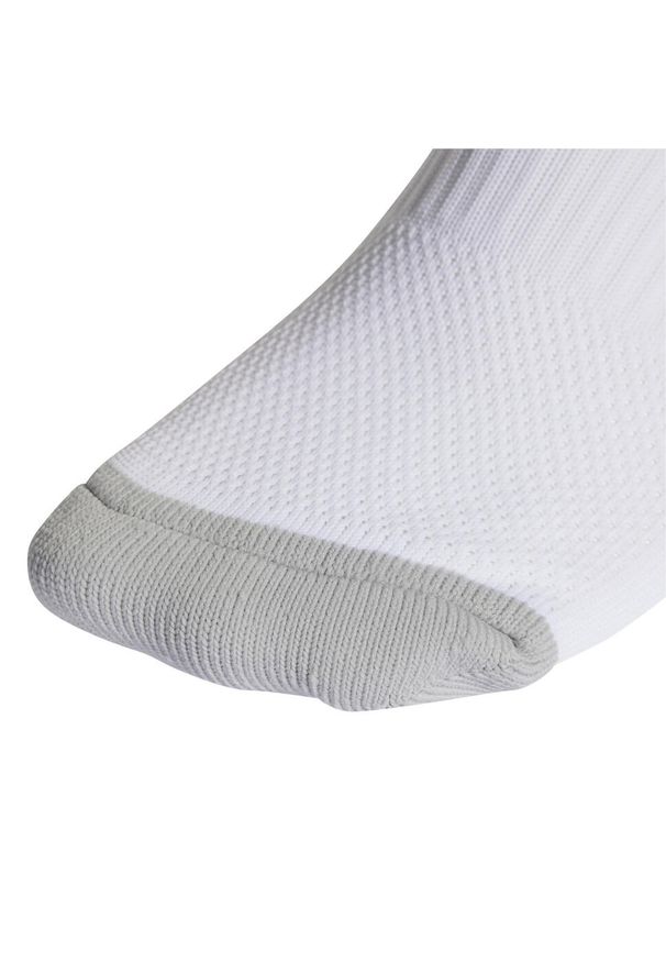 Getry piłkarskie Adidas Milano 23. Kolor: biały. Sport: piłka nożna