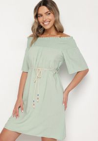 Born2be - Zielona Sukienka z Wiskozą Bawełną Hiszpańskim Dekoltem i Sznurkiem Lilarenne. Okazja: na co dzień. Kolor: zielony. Materiał: wiskoza, bawełna. Sezon: lato. Styl: elegancki, casual #4