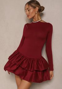 Renee - Bordowa Sukienka Longsleeve o Rozkloszowanym Kroju z Falbanką Reline. Okazja: na co dzień. Kolor: czerwony. Materiał: skóra. Długość rękawa: długi rękaw. Typ sukienki: proste. Styl: klasyczny, elegancki, casual