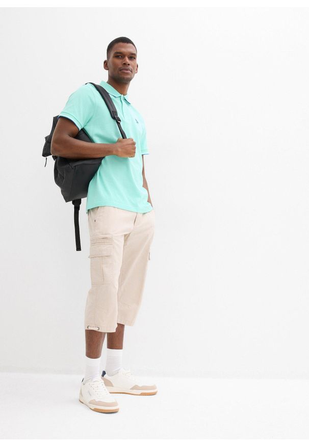 bonprix - Koszulka polo z czystej bawełny organicznej piqué. Typ kołnierza: polo. Kolor: zielony. Materiał: bawełna. Długość rękawa: krótki rękaw. Długość: krótkie. Wzór: nadruk. Styl: sportowy