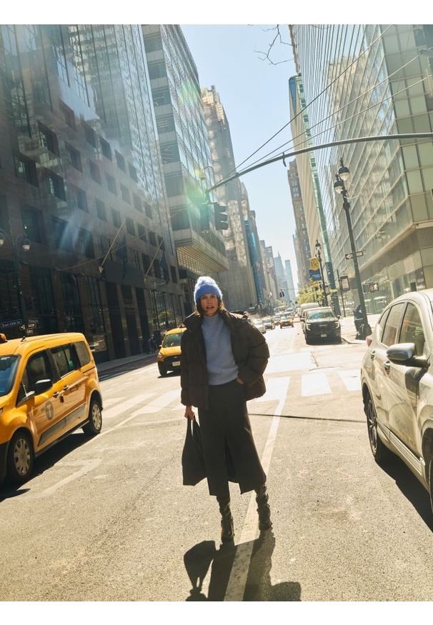 Reserved - Spódnica midi z imitacji zamszu - ciemnobrązowy. Kolor: brązowy. Materiał: zamsz