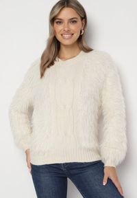 Born2be - Jasnobeżowy Sweter z Długim Włosiem i Dodatkiem Wełny Merithina. Kolor: beżowy. Materiał: wełna. Długość: długie. Styl: klasyczny, elegancki #4