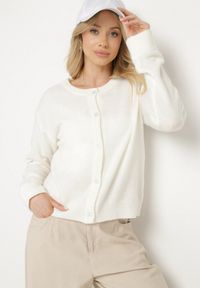 Born2be - Biały Kardigan o Klasycznym Kroju z Okrągłym Dekoltem Renfira. Okazja: na co dzień. Kolor: biały. Materiał: jeans. Długość rękawa: długi rękaw. Długość: długie. Wzór: aplikacja. Styl: klasyczny #6