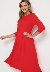 Born2be - Czerwona Rozkloszowana Sukienka Ozdobiona Przeszyciami Reamira. Okazja: na co dzień. Typ kołnierza: dekolt w łódkę. Kolor: czerwony. Wzór: aplikacja. Styl: casual, elegancki #7