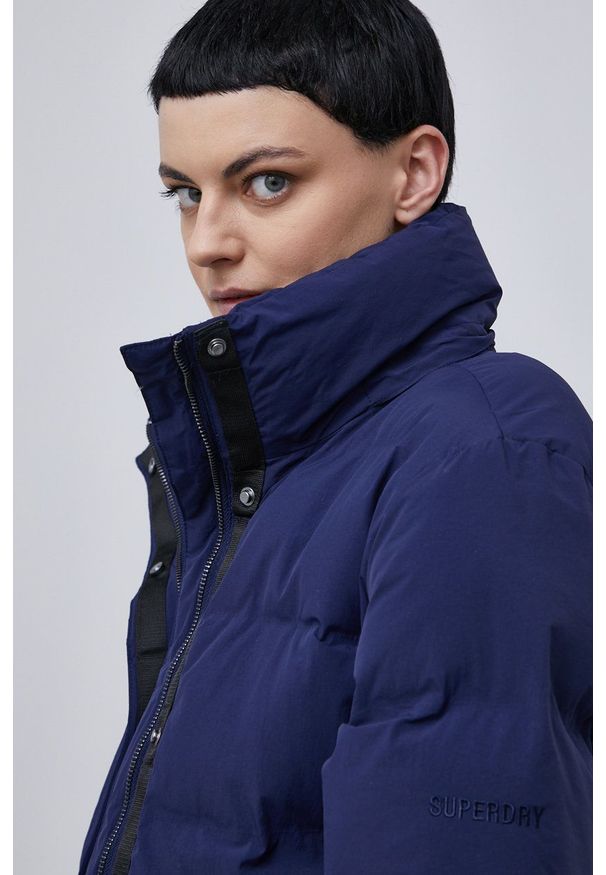 Superdry Kurtka damska kolor granatowy zimowa. Okazja: na co dzień. Kolor: niebieski. Materiał: puch. Sezon: zima. Styl: casual